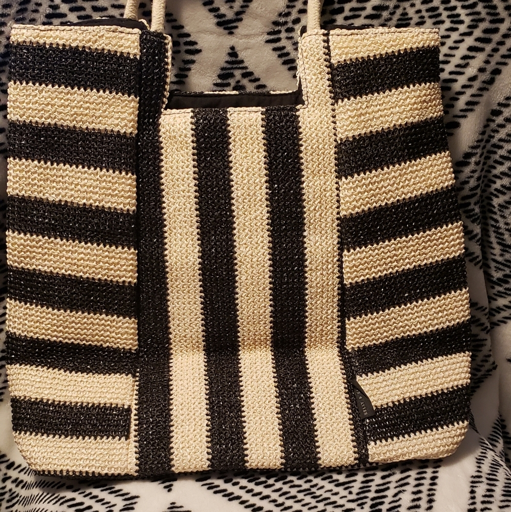 Large Cream and Black tote. Great for vacation or weekend getaways.